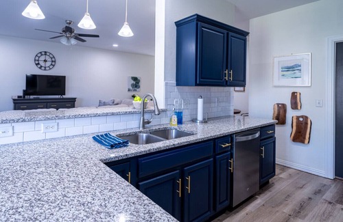Edmond House | La Paloma - Relaxing, pet friendly, modern decor'.
