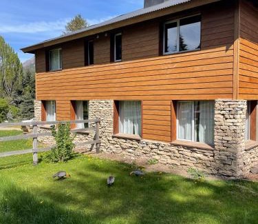 San Carlos de Bariloche House | La Pampita en Villa Arelaquen Casa M14