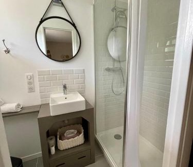 Cahors Bed & Breakfast | La Pause Cadurcienne, table et chambre d'hôtes