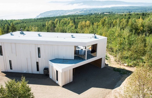 La Malbaie House | La Perséide with viewpoint overlooking the river and mountains