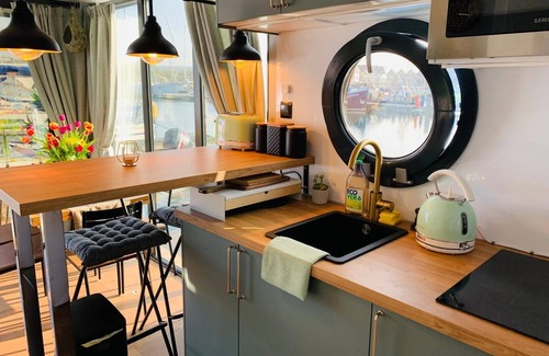 Whippingham Boat Rental | La Petite Foret | Boutique Boathouse on the Isle of Wight