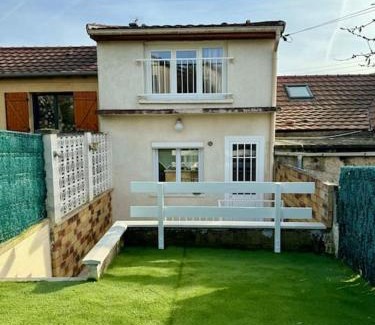 Jouars-Pontchartrain Apartment | La petite Maison chaleureuse
