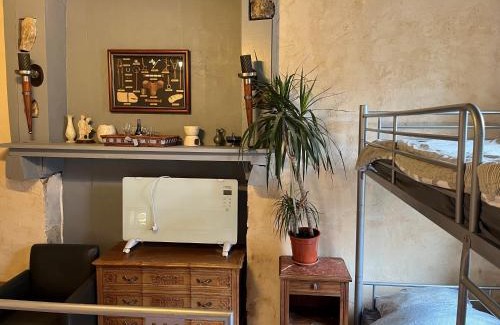 Issy-l'Eveque Bed & Breakfast | La petite maison d issy