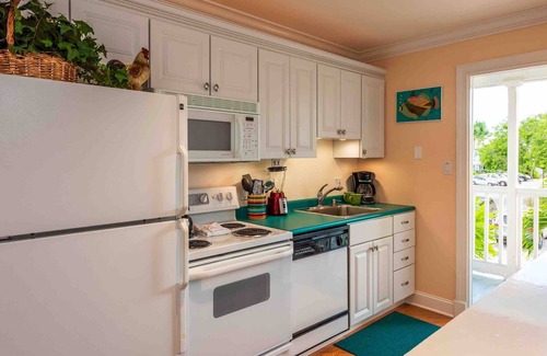 Truman Annex Condo | *LA PETITE PENTHOUSE @ THE ANNEX* Elegant Condo & Pool + LAST KEY SERVICES.