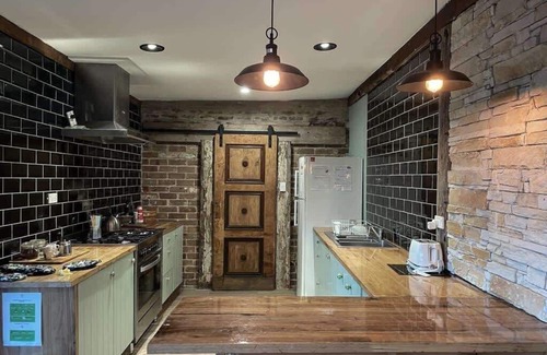 Newbridge House | La Pinata Farm Stay Barn Style Cabin