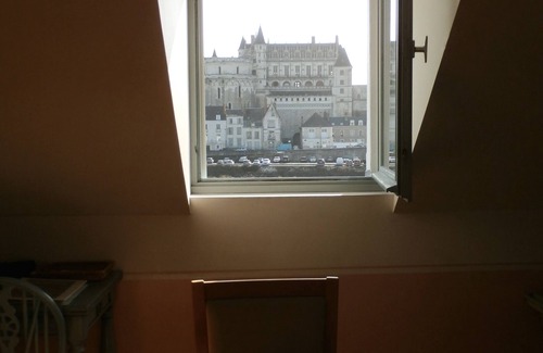 Amboise Apartment | LA PORTE BLEUE on the Île d'Or opposite the Château d'Amboise