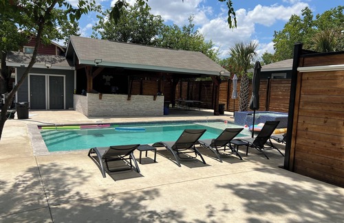 Medina Valley House | La Quinta 210 house with game room, pool WiFi and AC in lovely San Antonio