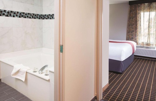 Rockford Hotel | La Quinta by Wyndham Rockford