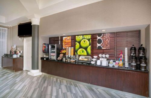 Maryland Heights Hotel | La Quinta by Wyndham St. Louis Westport