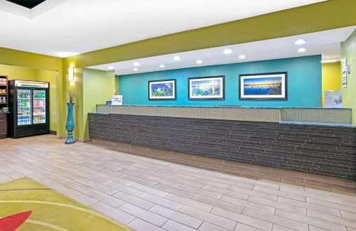 Paris Hotel | La Quinta Inn and Suites by Wyndham Paris