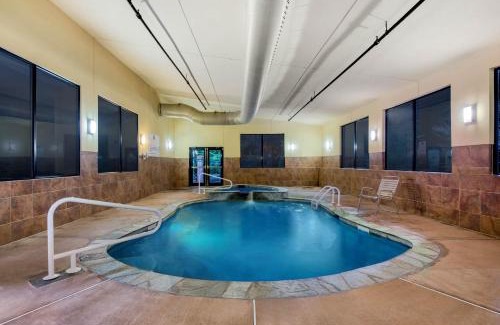 West Long Branch Hotel | La Quinta Inn by Wyndham West Long Branch NJ Shore Area