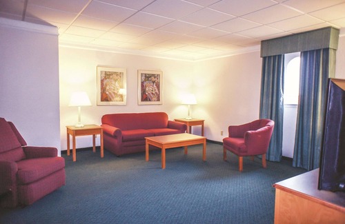 Quad Cities Hotel | La Quinta Inn by Wyndham Moline Airport