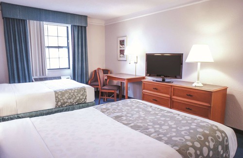 Quad Cities Hotel | La Quinta Inn by Wyndham Moline Airport