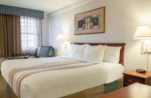 Kenner - Louis Armstrong International Airport Hotel | La Quinta Inn by Wyndham New Orleans Veterans/Metairie