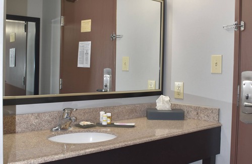 Hazelwood Hotel | La Quinta Inn by Wyndham St. Louis Hazelwood - Airport North