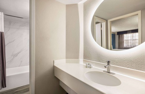 Live Oak Hotel | La Quinta Inn by Wyndham San Antonio I-35 N at Toepperwein