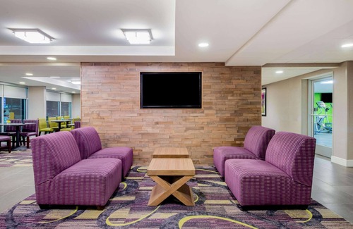 Linthicum Heights Hotel | La Quinta Inn & Suites by Wyndham Baltimore BWI Airport