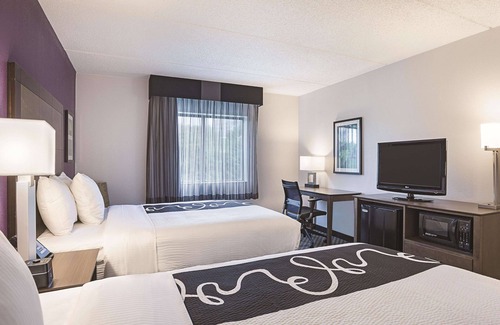 Linthicum Heights Hotel | La Quinta Inn & Suites by Wyndham Baltimore BWI Airport