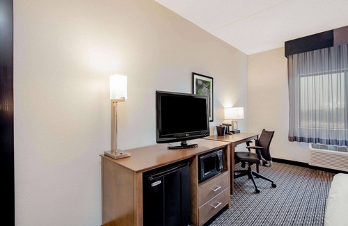 Linthicum Heights Hotel | La Quinta Inn & Suites by Wyndham Baltimore BWI Airport