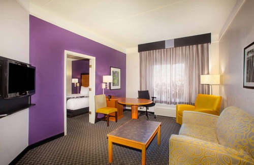 Maryland Heights Hotel | La Quinta Inn & Suites by Wyndham St. Louis Westport
