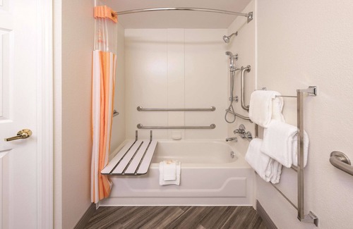 Maryland Heights Hotel | La Quinta Inn & Suites by Wyndham St. Louis Westport