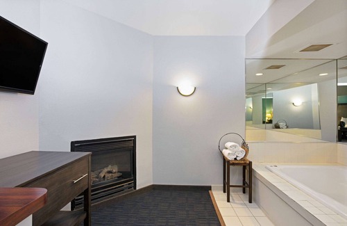 Carter Lake Hotel | La Quinta Inn & Suites by Wyndham Omaha Airport Downtown