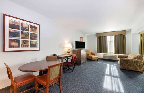 Carter Lake Hotel | La Quinta Inn & Suites by Wyndham Omaha Airport Downtown