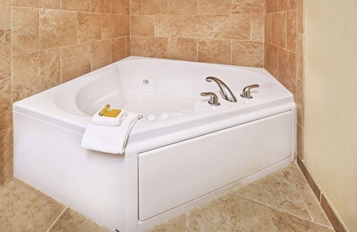 Dickinson Hotel | La Quinta Inn & Suites by Wyndham Dickinson
