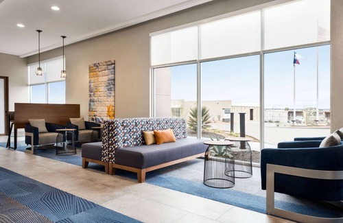 Amistad National Recreational Area Hotel | La Quinta Inn & Suites by Wyndham Del Rio