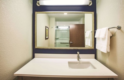 Greenwich Hotel | La Quinta Inn & Suites by Wyndham Wichita Northeast