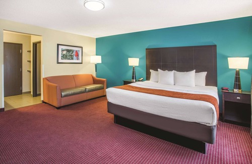 O'Fallon Hotel | La Quinta Inn & Suites by Wyndham O'Fallon, IL - St. Louis