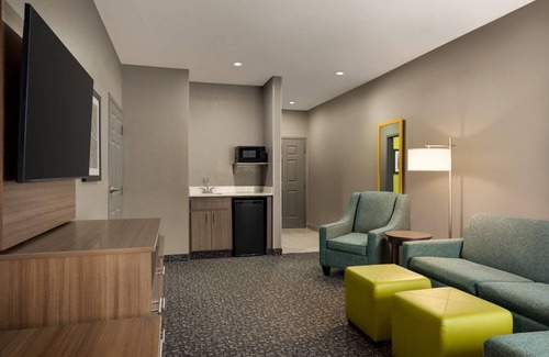 Shawnee Hotel | La Quinta Inn & Suites by Wyndham Shawnee