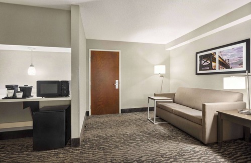Elkton Hotel | La Quinta Inn & Suites by Wyndham Newark - Elkton