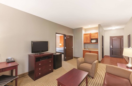 Humble Hotel | La Quinta Inn & Suites by Wyndham Houston Bush Intl Airpt E