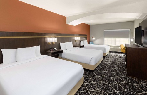 Olathe Hotel | La Quinta Inn & Suites by Wyndham Olathe