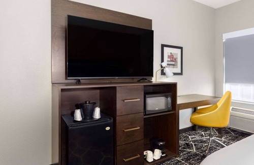 Olathe Hotel | La Quinta Inn & Suites by Wyndham Olathe