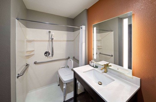 Olathe Hotel | La Quinta Inn & Suites by Wyndham Olathe