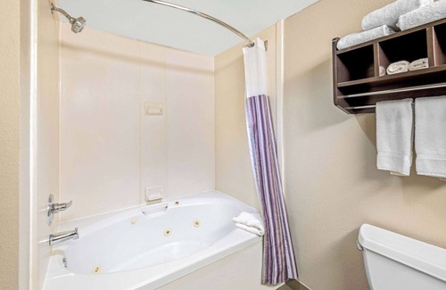 Denison Hotel | La Quinta Inn & Suites by Wyndham Denison - N. Lake Texoma
