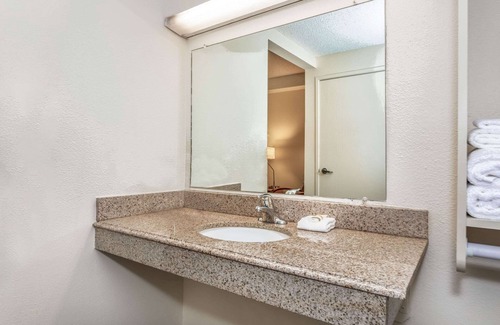 Orlando Hotel | La Quinta Inn & Suites by Wyndham Orlando South