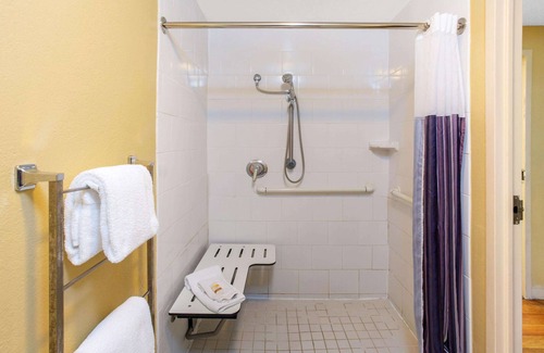 North Trail Hotel | La Quinta Inn & Suites by Wyndham Sarasota Downtown