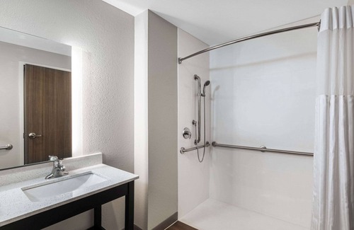 Kansas City Hotel | La Quinta Inn & Suites by Wyndham Kansas City Beacon Hill