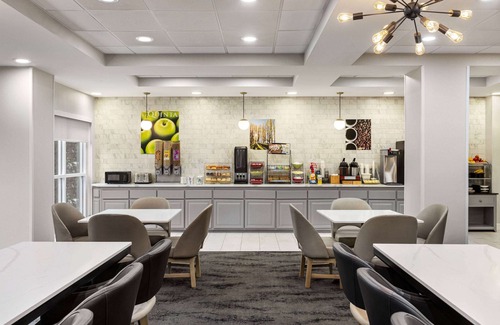 Mount Laurel Hotel | La Quinta Inn & Suites by Wyndham Mt. Laurel - Philadelphia