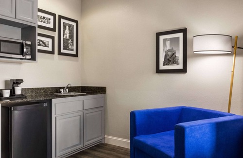 Mount Laurel Hotel | La Quinta Inn & Suites by Wyndham Mt. Laurel - Philadelphia