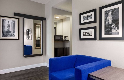 Mount Laurel Hotel | La Quinta Inn & Suites by Wyndham Mt. Laurel - Philadelphia