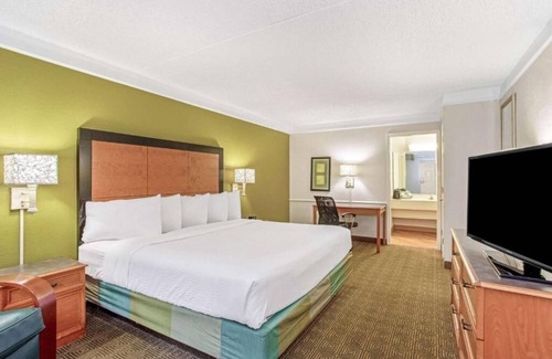 Orlando Hotel | La Quinta Orlando Airport West | Deluxe King | Free Parking & Breakfast
