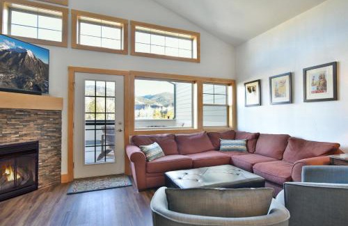 Dillon House | La Riva Del Lago Condo: Downtown, Close to Everything!
