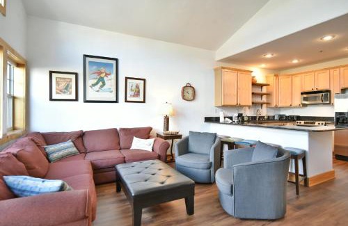 Dillon House | La Riva Del Lago Condo: Downtown, Close to Everything!
