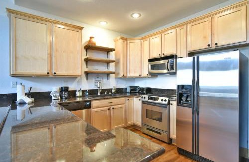 Dillon House | La Riva Del Lago Condo: Downtown, Close to Everything!