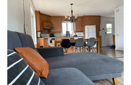 Saint-Raymond House | La roue dort - House on the banks of the Saint-Anne River