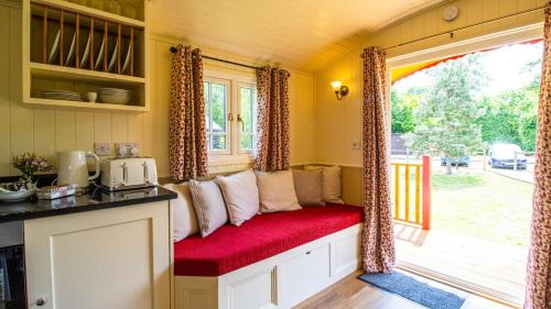Hassocks Apartment | La Rouge Roulotte